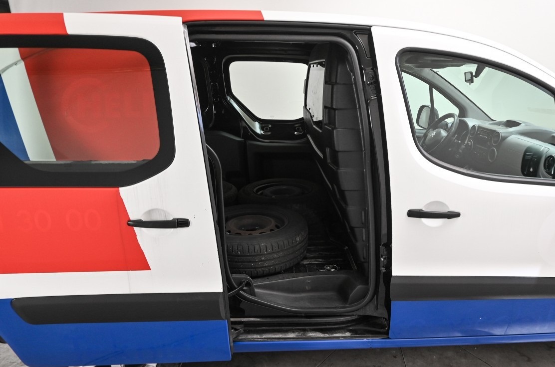 Citroën Berlingo 90 CV, AUTOMATIQUE SUPPORT DE REMORQUAGE , AC , Année modèle 2015 – Image 23