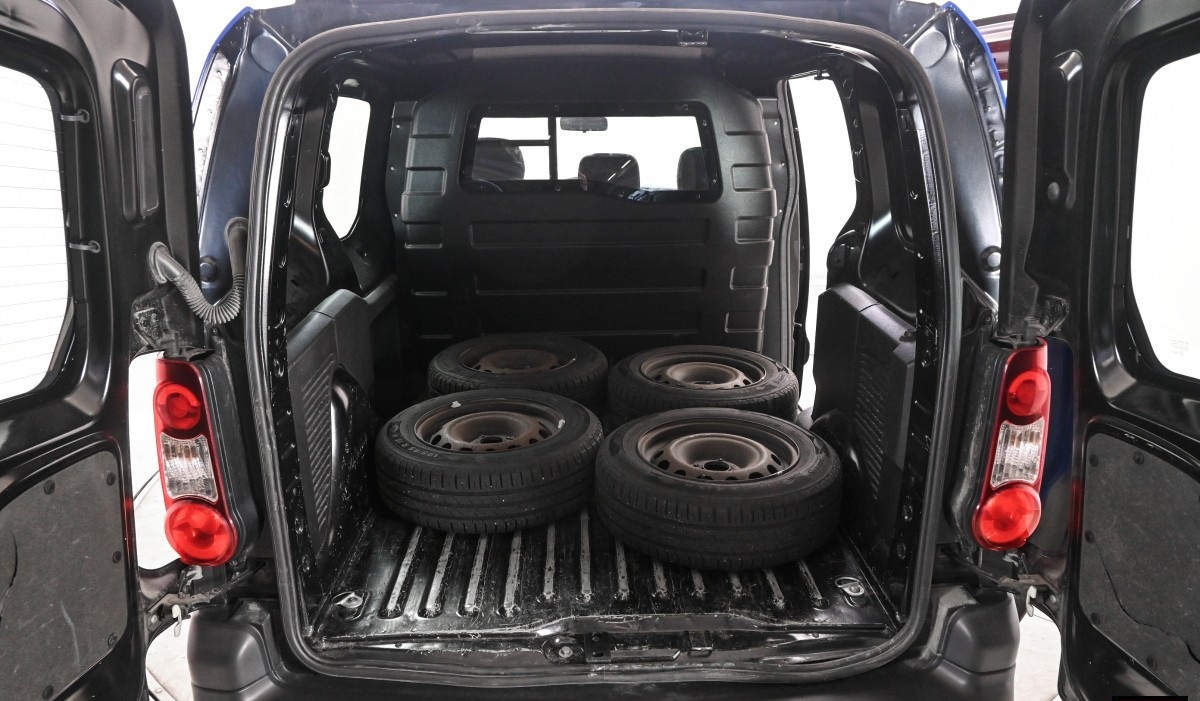 Citroën Berlingo 90 CV, AUTOMATIQUE SUPPORT DE REMORQUAGE , AC , Année modèle 2015 – Image 8