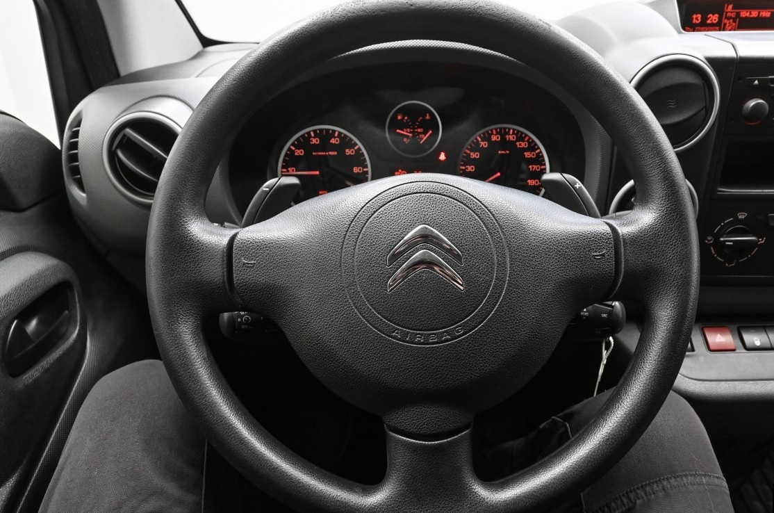 Citroën Berlingo 90 CV, AUTOMATIQUE SUPPORT DE REMORQUAGE , AC , Année modèle 2015 – Image 16